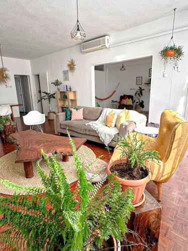 a living room with a couch and a table with plants at Di Vine in Maputo