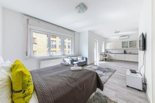 Cozy Stay at Margaret Blvd Prime Buda Location with AC