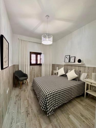 a bedroom with a bed and a chair at Hostjimeno Invierno in La Garita