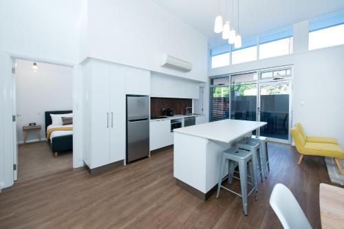 Kuchyň nebo kuchyňský kout v ubytování Loxton Courthouse Apartments