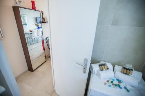 La salle de bains est pourvue d'un miroir et d'une table avec des oreillers. dans l'établissement Eden by Connexion, à Cannes