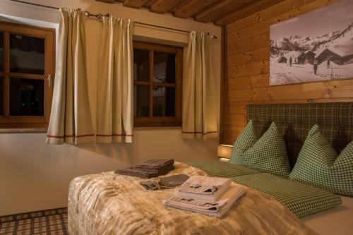 เตียงในห้องที่ Landhaus Alpenjuwel