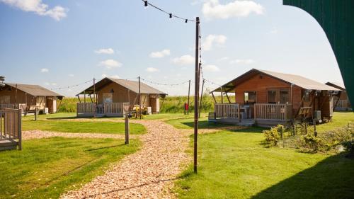a row of cottages at a resort at Dutchen Erfgoedpark De Hoop Glamping, Appartementen & Cottages in Uitgeest