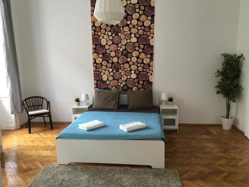 ブダペストにあるBudget Apartment by Hi5-Rákoczi 24のベッドルーム1室(ベッド1台、タオル2枚付)