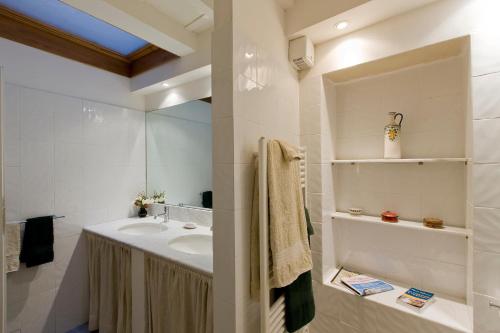 ein Bad mit einem Waschbecken und einem Spiegel in der Unterkunft Grand Piano Apartment in Florenz