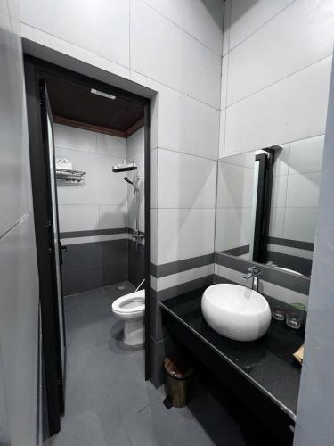 a bathroom with a sink and a toilet at Bông Phố Cổ Homestay in Ninh Binh