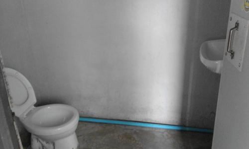 une salle de bain avec toilettes et lavabo dans l'établissement Baan Pai Likit, à Pai