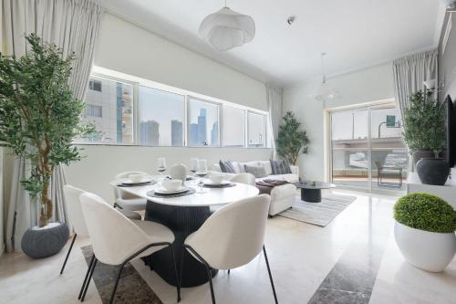 Free housekeeping visits during your stay - StayShort - Dubai Marina 2 bed for 4 in a Great Location