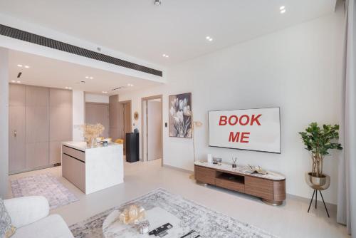 Free housekeeping visits during your stay - StayShort - A Modern 1 Bedroom Apartment That Sleeps 2 with Balcony