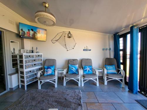 a waiting room with four chairs and a table at Eden Dunes 75B in Shelly Beach