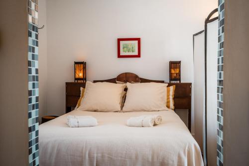 a bedroom with a bed with two towels on it at Gîte L'inattendue in Courseulles-sur-Mer