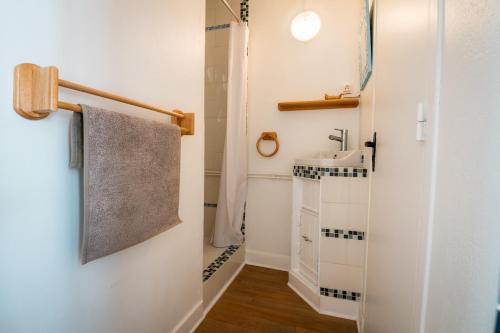 a small bathroom with a sink and a mirror at Gîte L'inattendue in Courseulles-sur-Mer