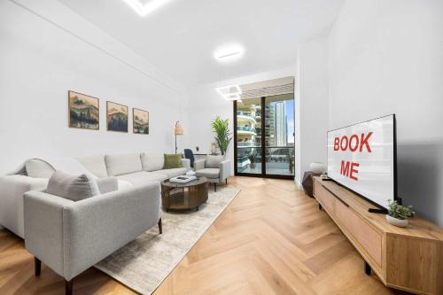 Free housekeeping visits during your stay - StayShort - Chic 1BR Retreat in Dubai Marina that Sleeps 4