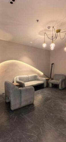 a living room with two couches and a couch at فندق فاتوران in Medina