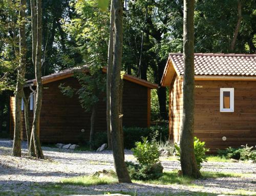 eine Holzhütte im Wald mit Bäumen in der Unterkunft Aventure Evasion in Chatuzange-le-Goubet