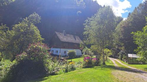 a house in the middle of a yard with flowers at Ferienwohnung Urmannsau in Gaming