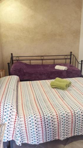 A bed or beds in a room at Casa Rural Alamar II