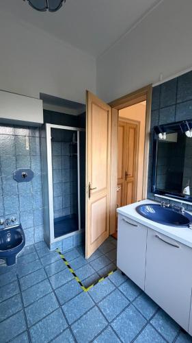 a bathroom with a sink and a toilet and a tub at Cascinotto Stella Silvia in Piossasco
