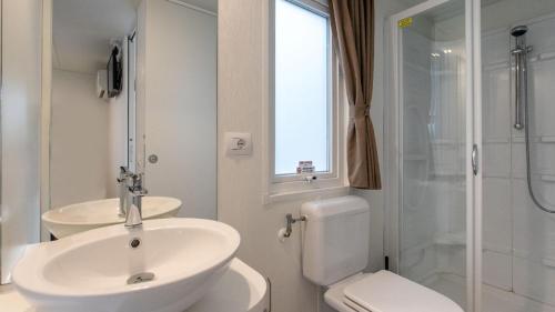 a bathroom with a sink and a toilet and a shower at Camping Klaus in Cavallino-Treporti