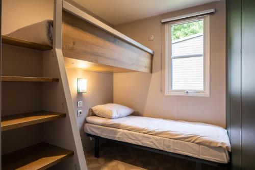 a small room with a bunk bed and a window at Arden Parks Baalse Hei in Turnhout