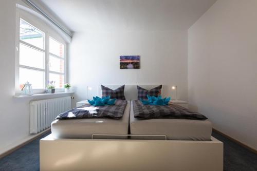 two beds in a room with a couch at FeWo-Ahrenshoop in Prerow