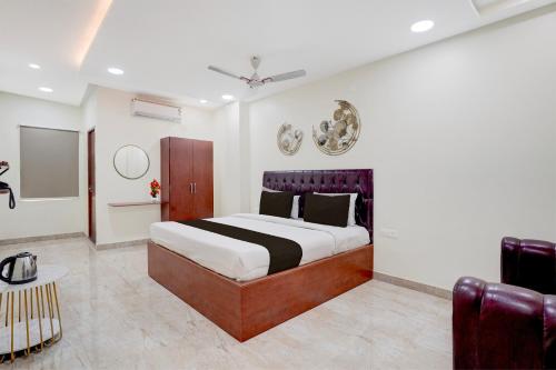 a bedroom with a large bed in a room at Super Hotel O Magunta Layout Nellore Formerly The Paradise Guest Inn in Nellore