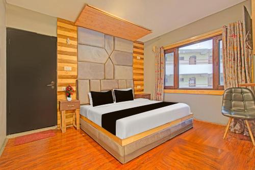 a bedroom with a large bed and a window at Super Collection O Padshahi Bagh Formerly Matamal Cafe in Jawāharnagar