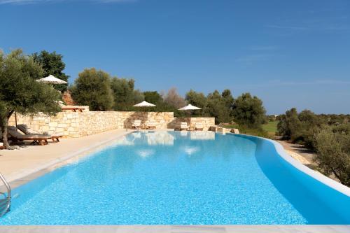 ein Swimmingpool in einer Villa mit blauem Wasser in der Unterkunft Crete Golf Club Hotel in Hersonissos