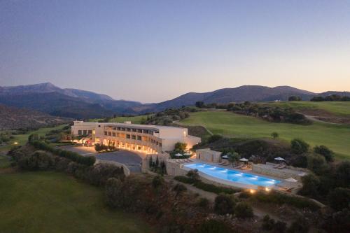 Luftaufnahme eines Gebäudes mit Schwimmbad in der Unterkunft Crete Golf Club Hotel in Hersonissos