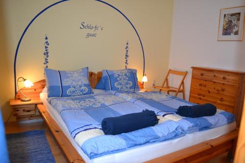 En eller flere senge i et værelse på Landhaus Sandra