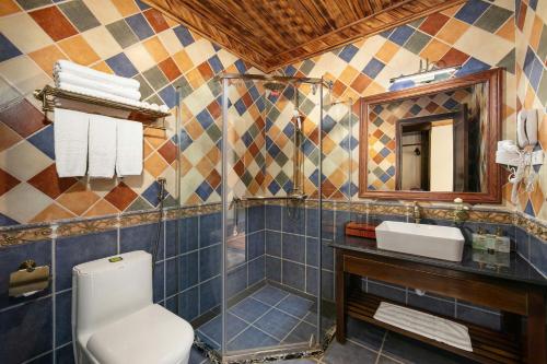 a bathroom with a toilet and a sink and a mirror at Sapa Green Hotel in Sapa