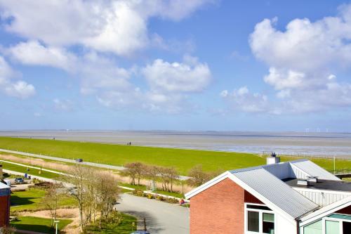 an aerial view of a house and the ocean at Meerblick 60 in Nordstrand