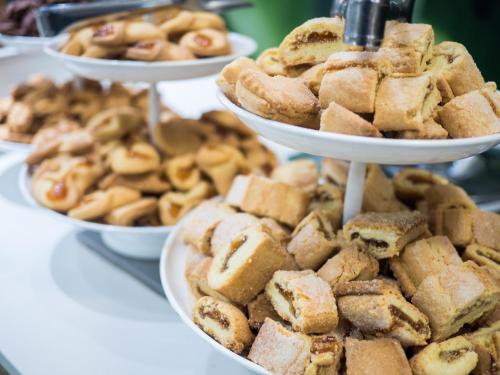 Meridiana Family & Nature Hotel في مارينا روميا: مجموعة من أطباق الطعام على طاولة