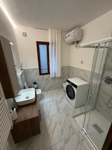 a bathroom with a shower and a toilet and a microwave at Casa Alba in Chioggia