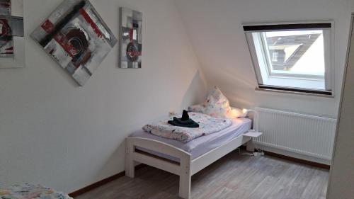 a small room with a bed with a window at Ferienwohnung Mariechen in Medebach