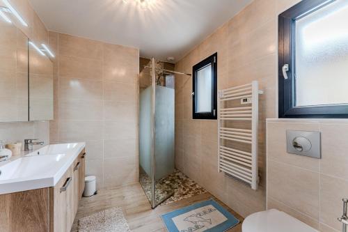 a bathroom with a shower and a sink and a toilet at Le Reve Mimizan Plage in Mimizan-Plage