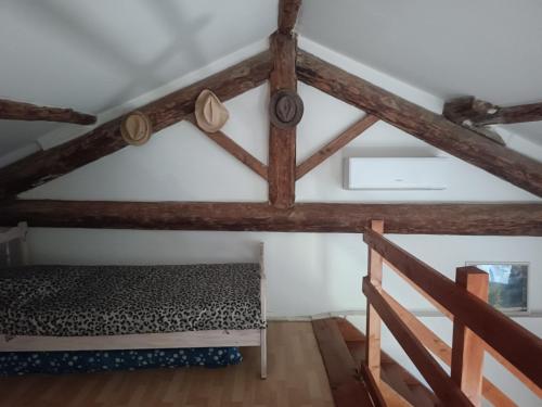 a bed in a room with wooden beams at Chez Delph in Rognonas