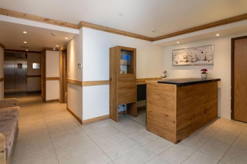 a room with a desk and a counter in a room at Résidence Almes 1 et Almes 2 by Alpapart in Tignes