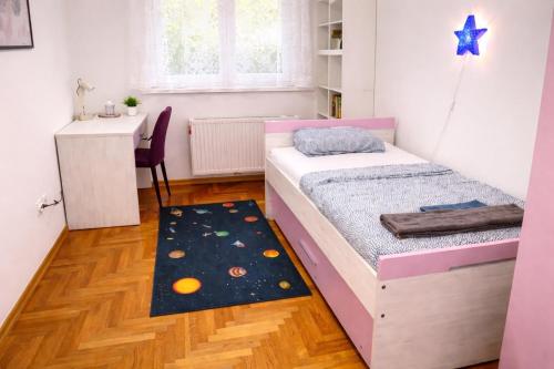Close to center big terrace city tram Private parking place in garage fast WIFI Super king size bed grocery 1min