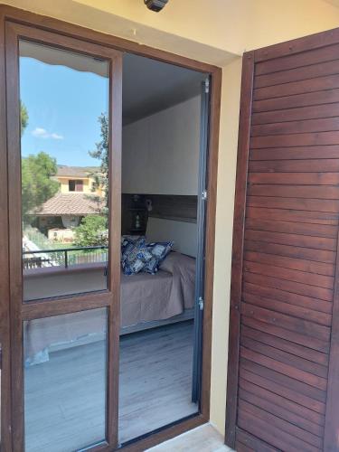 a sliding glass door leading to a bedroom with a bed at Domus Vida in Quartu Sant'Elena