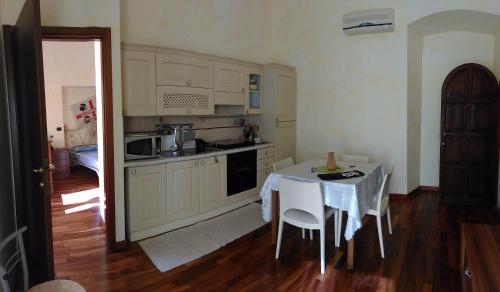 kuchnia ze stołem z białą tkaniną w obiekcie House Incani 20 w mieście Villasimius