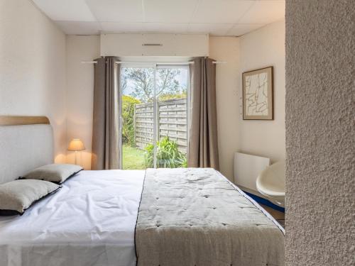 a bedroom with a bed and a window at Ker Envor in Pleumeur-Bodou