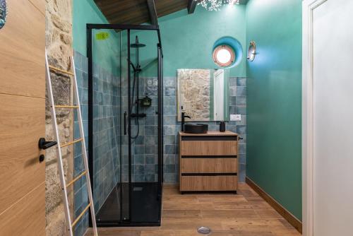 a bathroom with a shower and a sink at Vagalume in Vedra