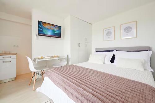 Little room with outdor patio
