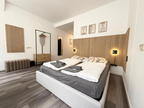 a bedroom with a large bed in a room at Moderne Studio Wohnung in Stuttgart-Zentrum in Stuttgart