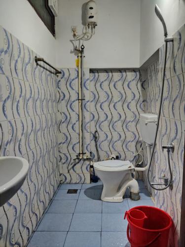a bathroom with a toilet and a sink at LlBRA REGENCY in Guruvāyūr