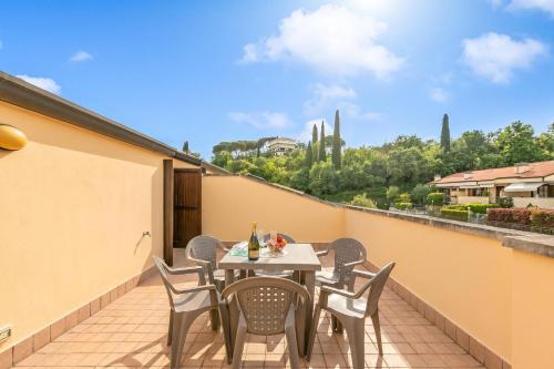 a patio with a table and chairs on a balcony at Juliette House: Shared Pool & Relax - Happy Rentals in Salò