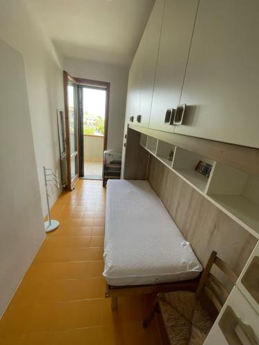 a room with a bench in the middle of a room at Casa Ariel in Lido Adriano