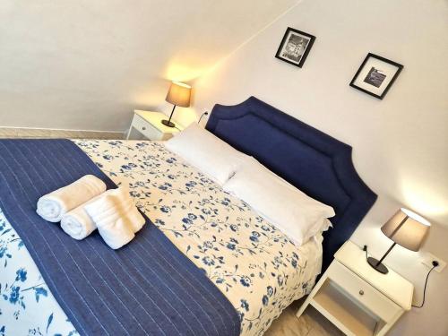 a bedroom with a blue bed with towels on it at Playa Catedrales Village in Barreiros