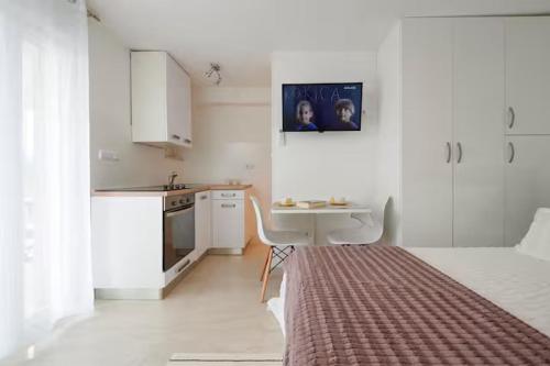 Little room with outdor patio